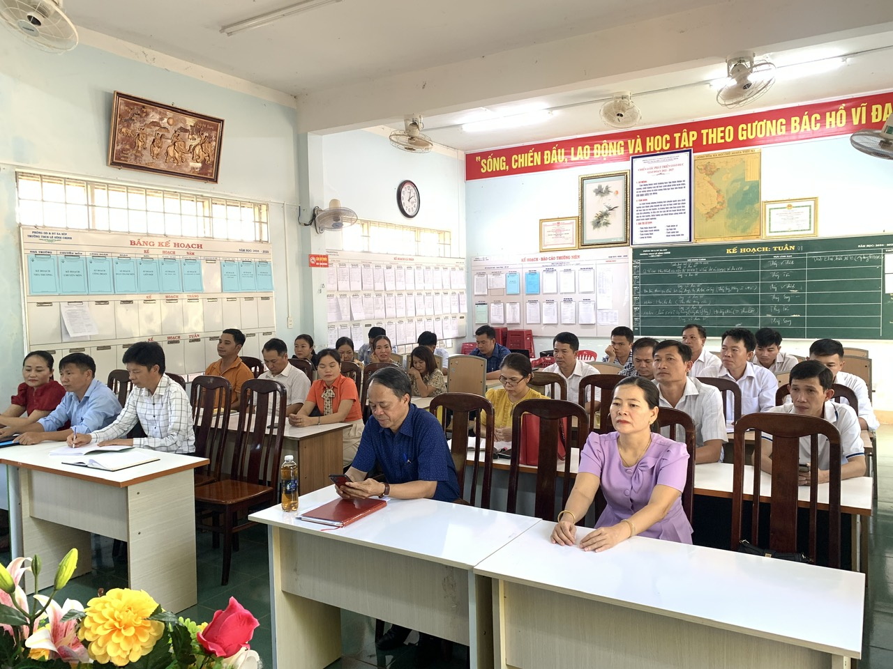 CHI BỘ TRƯỜNG THCS LÊ ĐÌNH CHINH KẾT NẠP ĐẢNG VIÊN MỚI