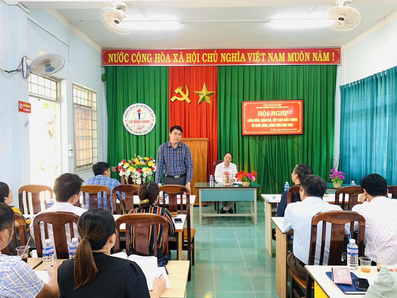 Chi bộ trường THCS Lê Đình Chinh tổ chức hội nghị kiểm điểm, đánh giá, xếp loại chất lượng đối với tổ chức Đảng, Đảng viên và tập thể cá nhân, cán bộ lãnh đạo, quản lý năm 2024